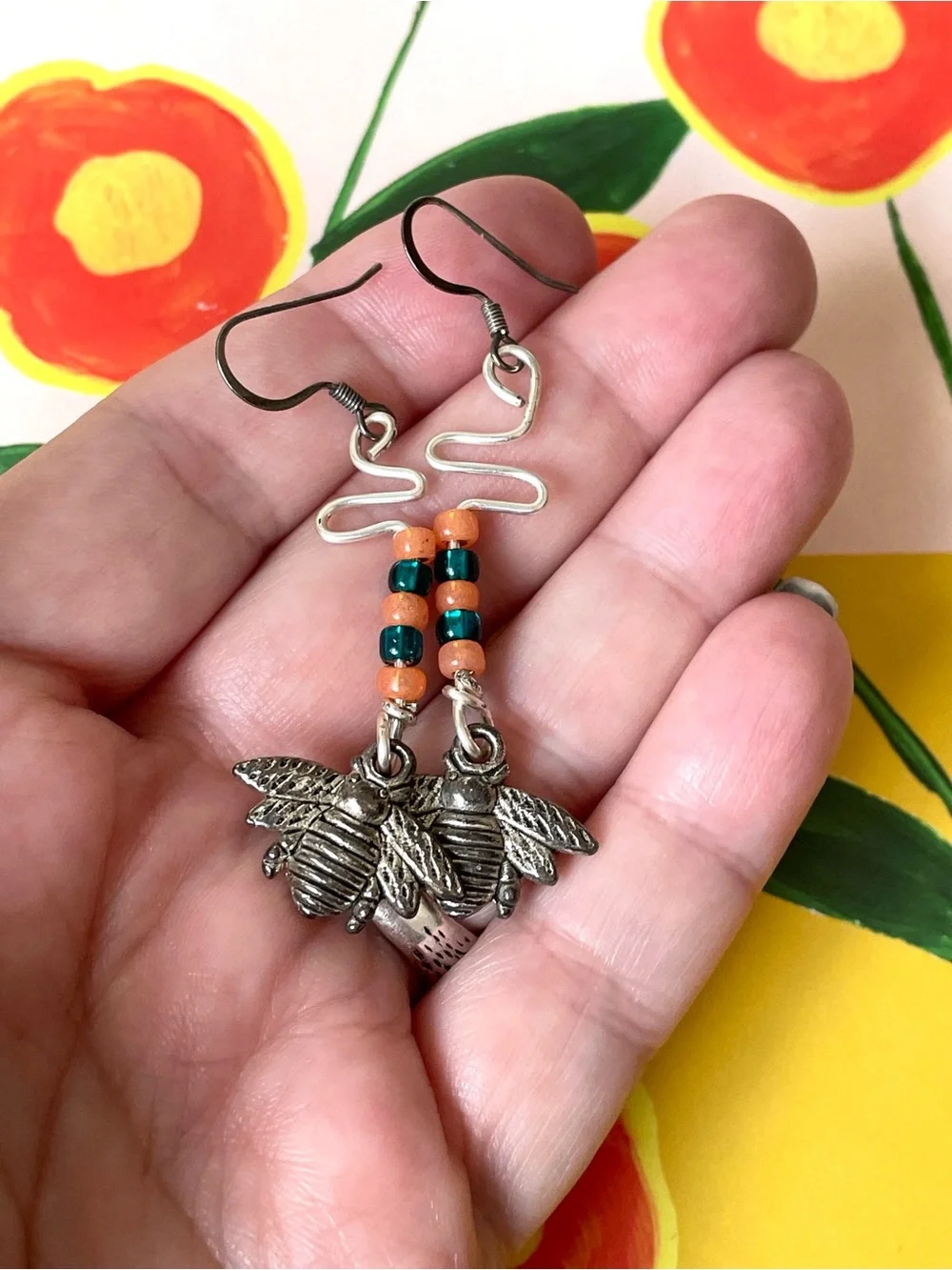 Cute silvertone & beaded dangly bee earrings wilderkind garden summer